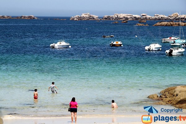 Baignade sur la Grande Plage de Ménéham à Kerlouan