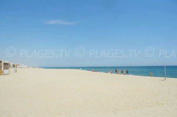 Grande plage de Barcarès en direction du Lydia