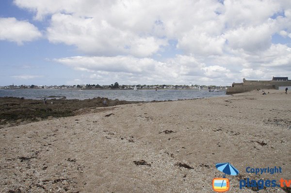 Beach in Port-Louis with view on Larmor-Plage