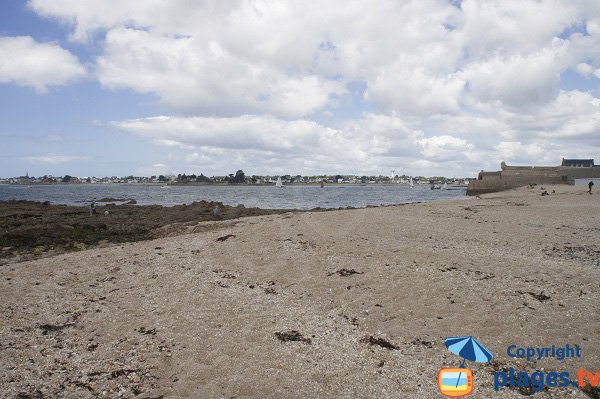 Plage de Port-Louis avec vue sur Larmor-Plage