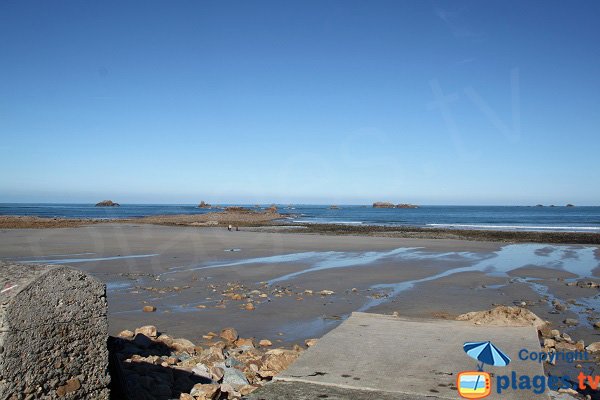 Mise à l'eau sur la plage de Primel à Plougasnou