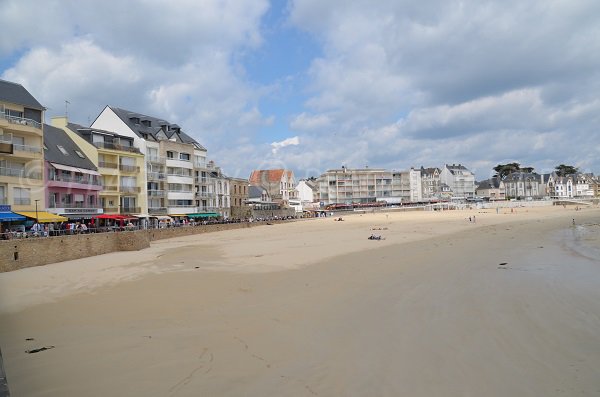 Commerces au bord de la Grande Plage de Quiberon