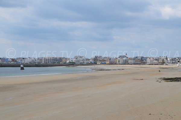 Vue globale de la plage de Quiberon et de son port