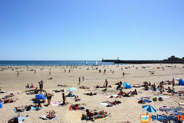 Vue sur le port depuis la grande plage des Sables d'Olonne