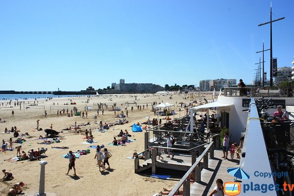 Vue sur le port depuis le centre de la grande plage des Sables d'Olonne