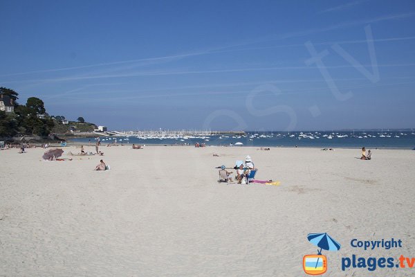 Plage de sable fin dans le centre de Saint Cast le Guildo