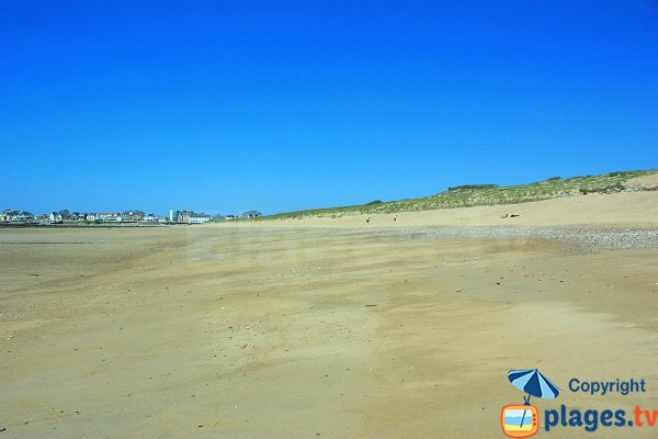 Grande plage de sable avec des dunes à St Gilles - Vendée