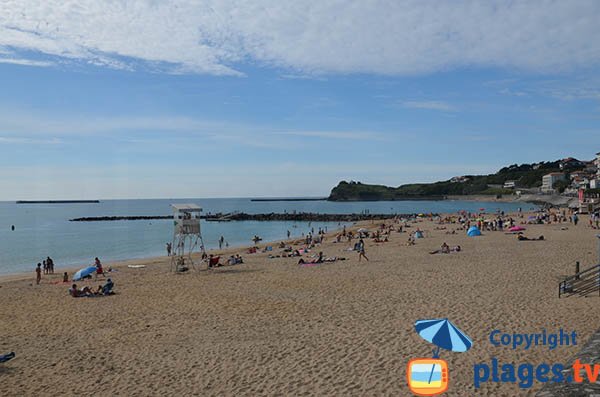 Plage dans le centre de Saint Jean de Luz avec vue sur la pointe de Ste Barbe