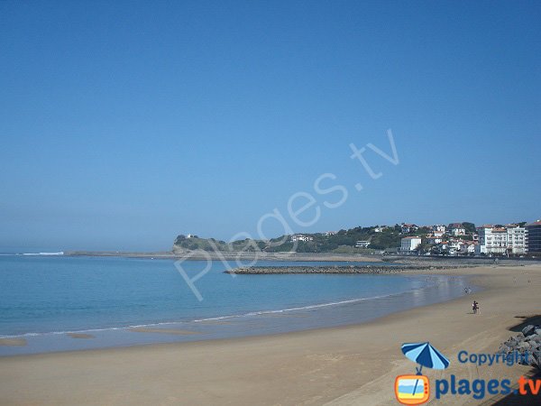 Photo de la grande plage de St Jean de Luz avec vue sur la plage des Flots Bleus