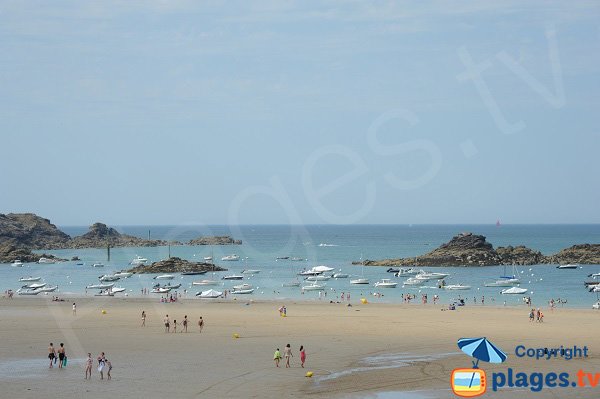 Plage avec bateaux sur la grande plage de Saint Lunaire