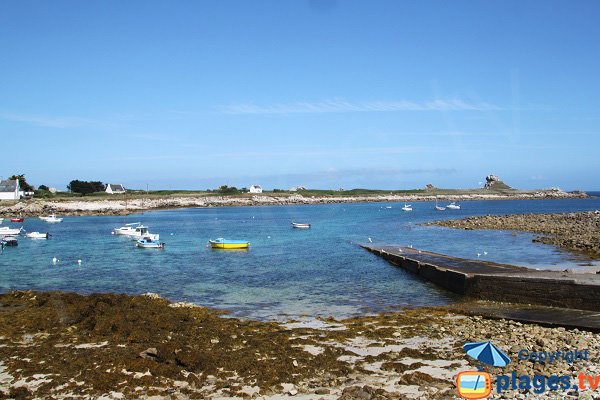 Cale de mise à l'eau sur la plage de la Grève Blanche de Plouguerneau