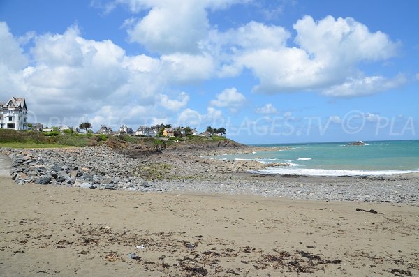 Strand von l'Isnain in Saint-Quay in der Bretagne