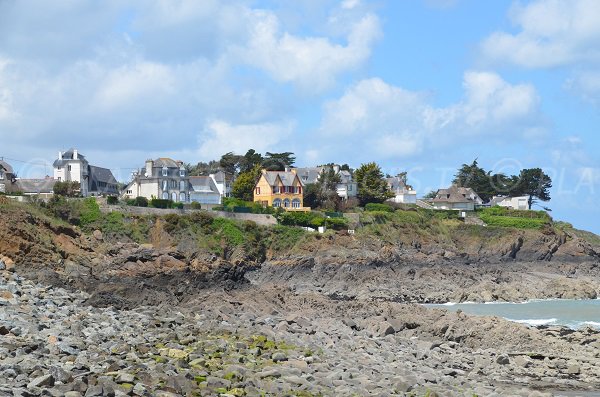 Felsen am Strand von l'Isnain in Saint-Quay