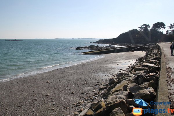 Cale de mise à l'eau sur la plage du Man à St Pol de Léon