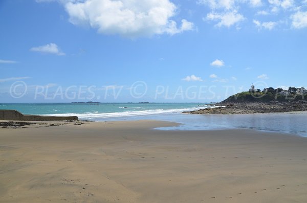 Marée basse sur la plage de la Grève Noire à Saint Quay Portrieux