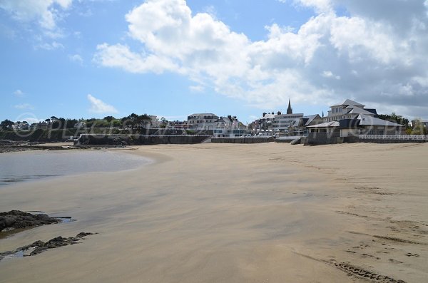 Plage de la Grève noire avec vue sur la plage du Casino