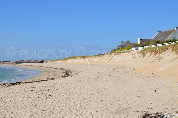 Maisons sur le bord de la plage de la Grève Rose à Trégastel