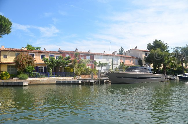 Port Grimaud et ses maisons provençales