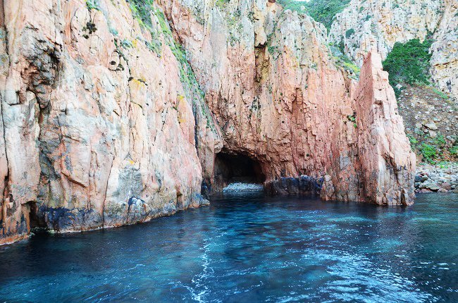 Una grotta con una spiaggetta di ciottoli