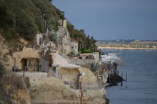 Habitations troglodytiques sur l'estuaire de la Gironde