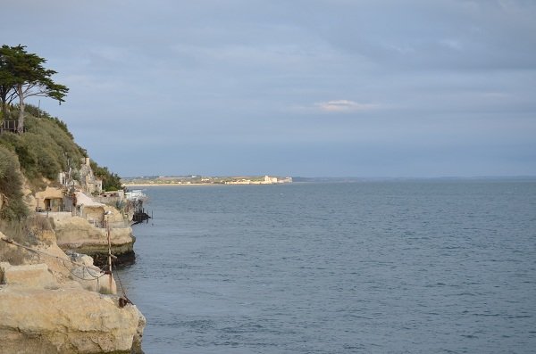 Grottes de Meschers sur Gironde et Talmont et son église au second plan