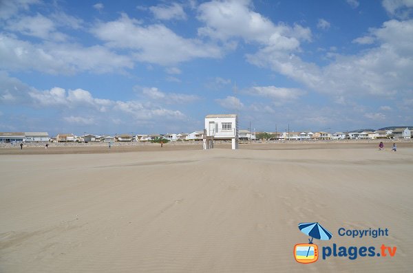 Poste de secours et chalets de gruissan