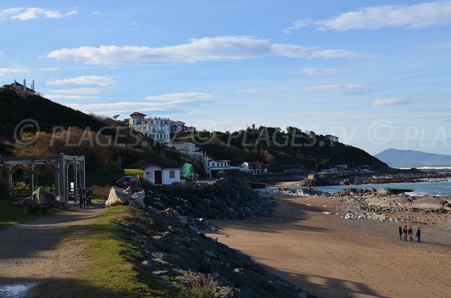 Plage de Parlementia et village de Guéthary