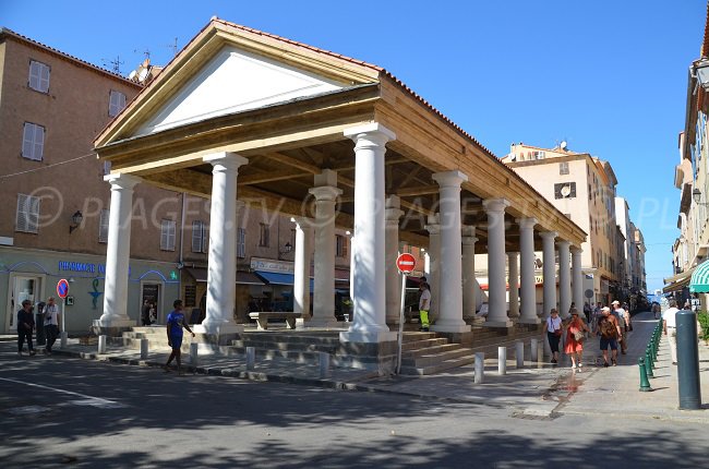 Mercato coperto a  Ile Rousse