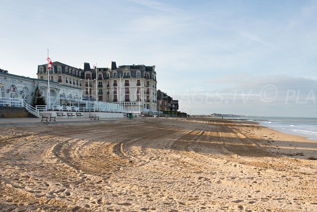 La plage, le casino et le front de mer d'Houlgate