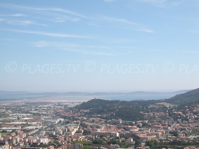 Vue aérienne d'Hyères avec la presqu'ile de Giens et Porquerolles