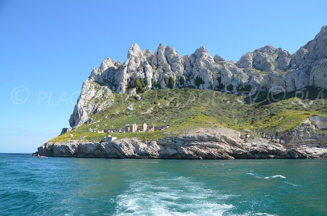 Ile Maïre en face de la baie des Singes