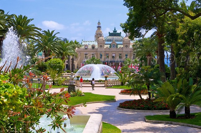 Fontana di fronte al casinò di Monaco e l'opéra Garnier