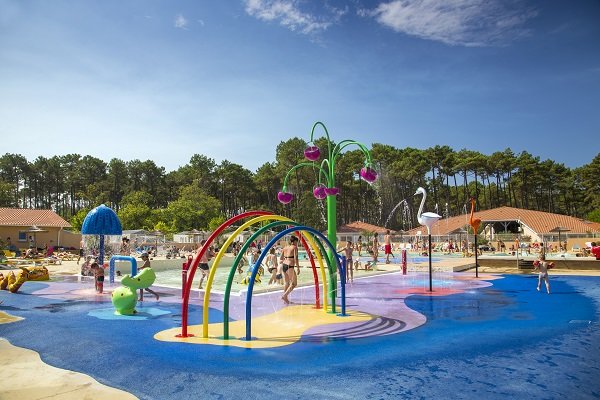 Jeux pour les enfants dans la piscine du camping de Seignosse - Les Oyats