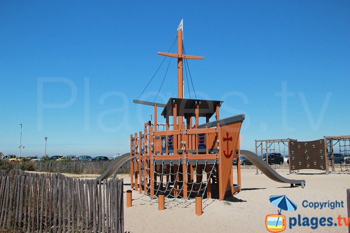 Jeux pour les enfants sur la plage de Calais