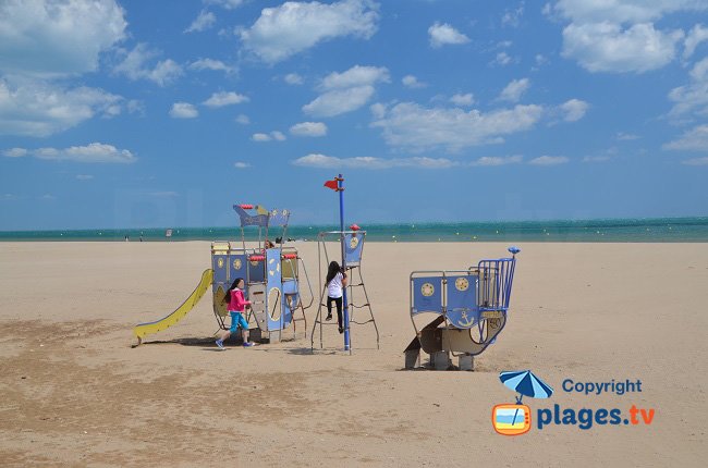 Jeux pour les enfants sur la plage de Narbonne