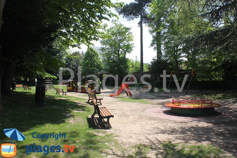 Jeux pour les enfants dans le parc de Luc sur Mer