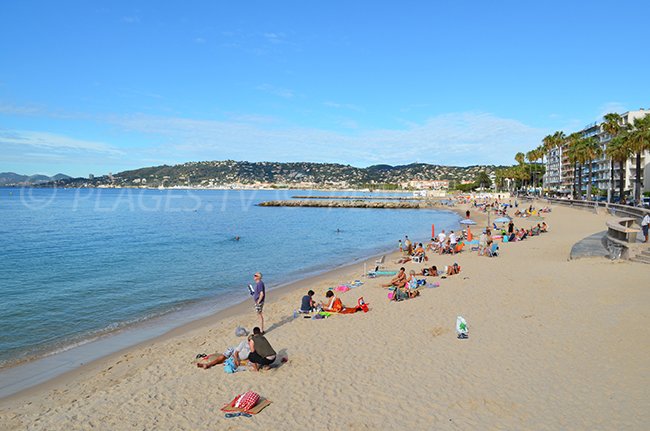 La plage de Juan les Pins avec vue sur Golfe Juan