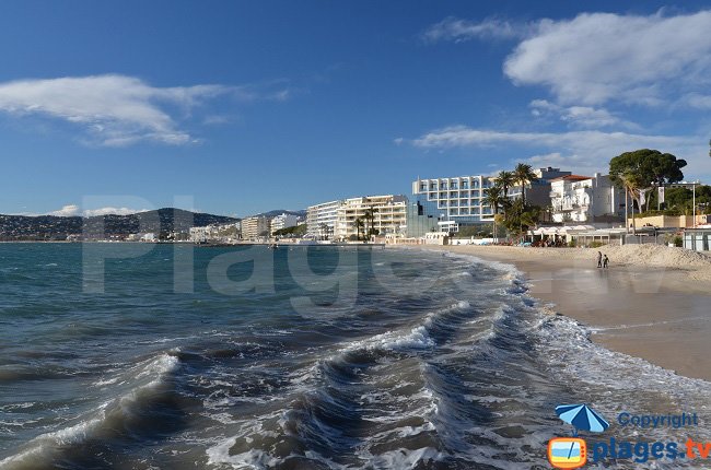 Juan les Pins: le front de mer depuis la plage