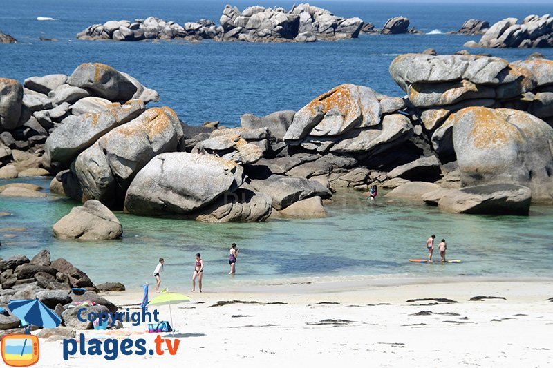 Gros rochers sur une plage de la Côte des Légendes