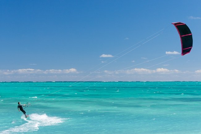 Kitesurfeur en action