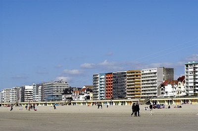 Strand von Le Touquet und Gebäude an der Strandpromenade