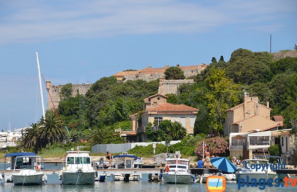 Le port et le fort de l'ile de Sainte Marguerite - Ile de Lérins