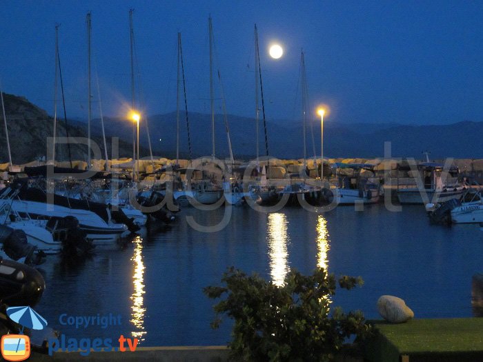 Lever de lune sur le port de Cargèse