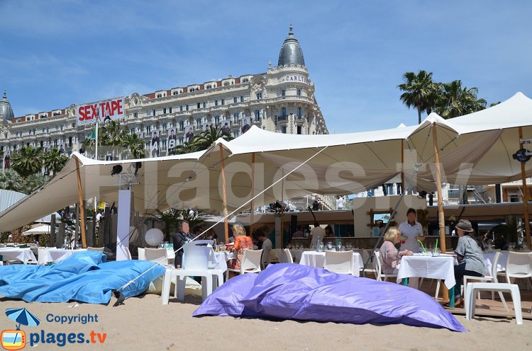 Lits sur le sable à Cannes face au Carlton