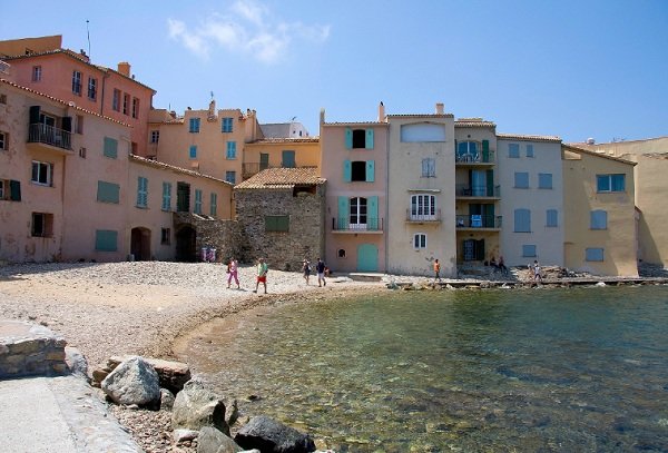 Maisons colorées et criques à St Tropez