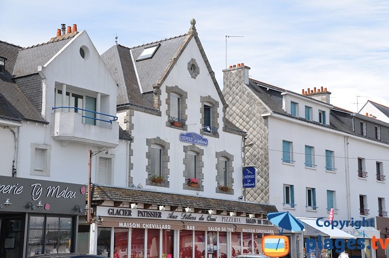 Commerces et maisons sur le port de La Trinité sur Mer