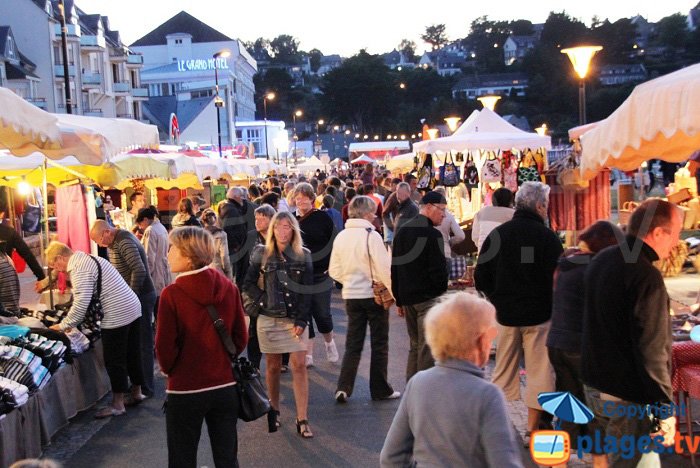 Marché nocturne à Perros Guirec