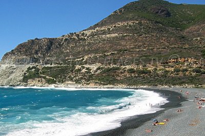 Plage de galets à Albo (Cap Corse)