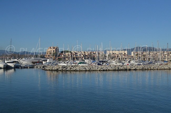 Il fronte mare di Cogolin con la marina in Francia