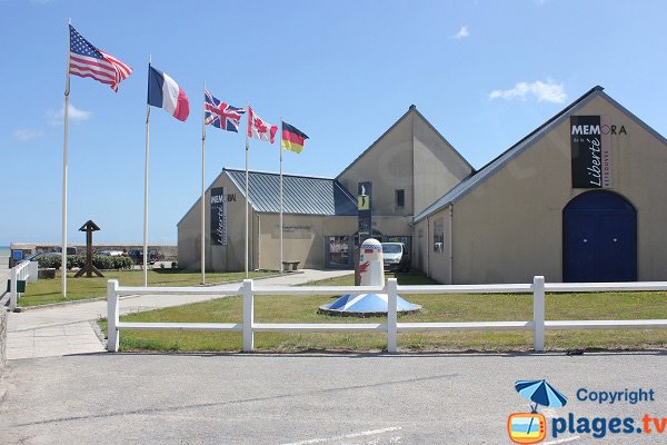 Mémorial  de Quinéville en bord de plage